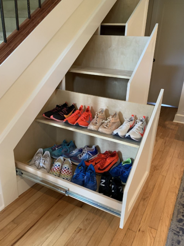 Lemari bawah tangga dengan rak untuk menyimpan sepatu